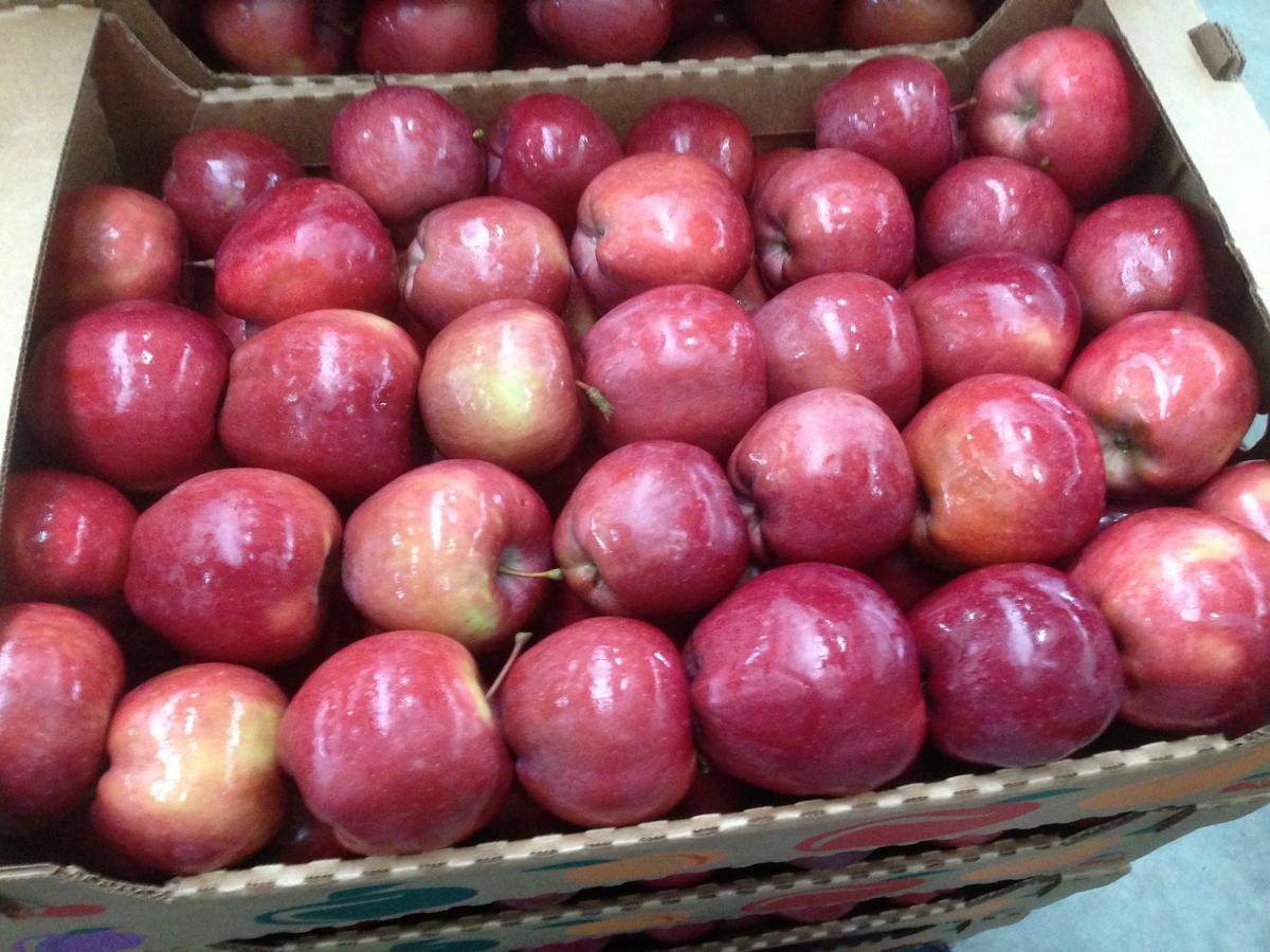 Только, те яблоки были в деревянных ящиках.