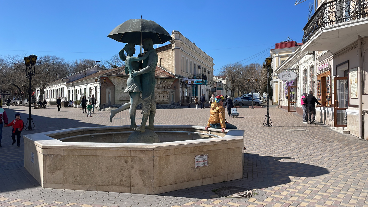 Жанровая скульптура Влюбленные в Феодосии