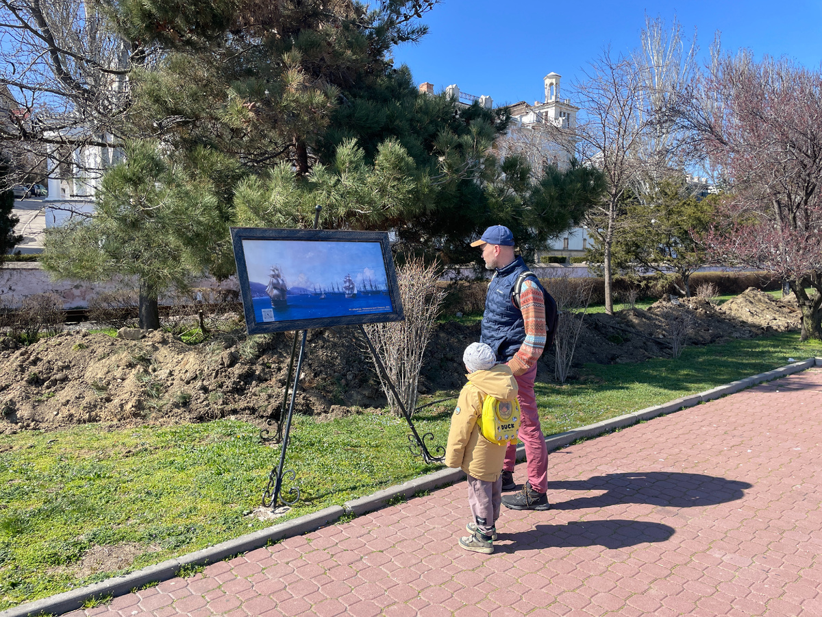 Картины Айвазовского на набережной в Феодосии