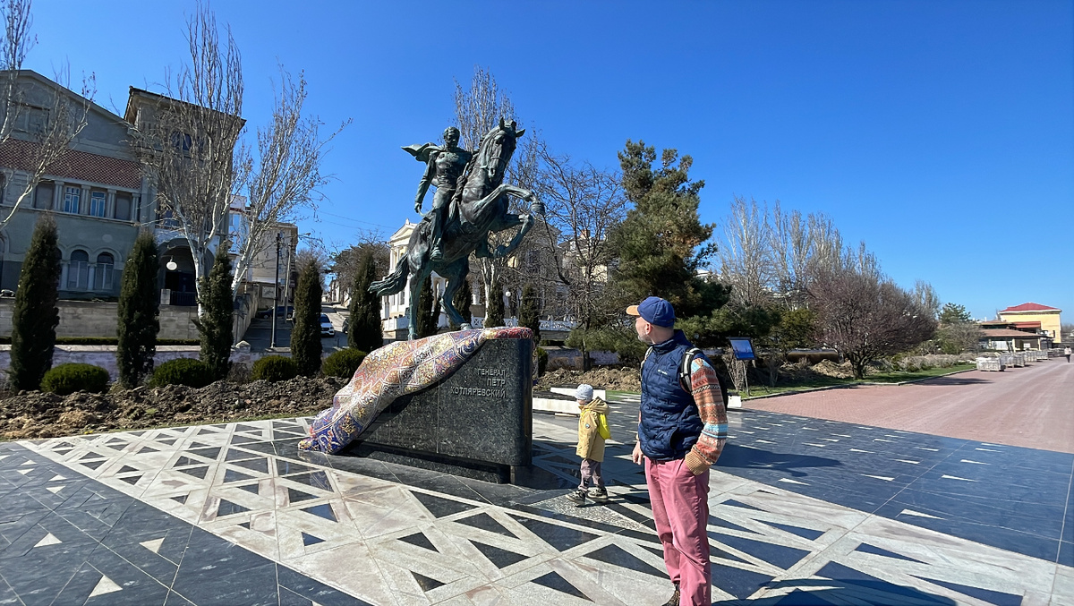 У памятника Петру Степановичу Котляревскому