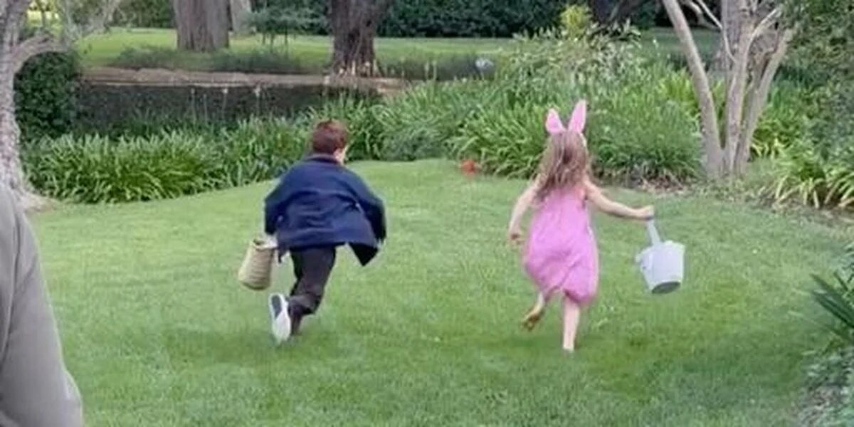 Пасхальные фото Арчи и Лили. Источник: evrimagaci.org