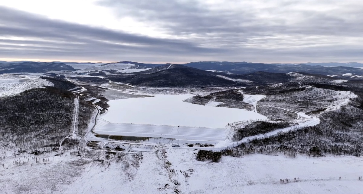 Хвостохранилище состоит из ложа — бортов и ограждающей дамбы, которая предотвращает попадание воды за пределы сооружения, и магистральных труб, через которые переработанная руда с фабрики попадает в хвостохранилище. Источник: официальный канал Rutube «Норникель».
