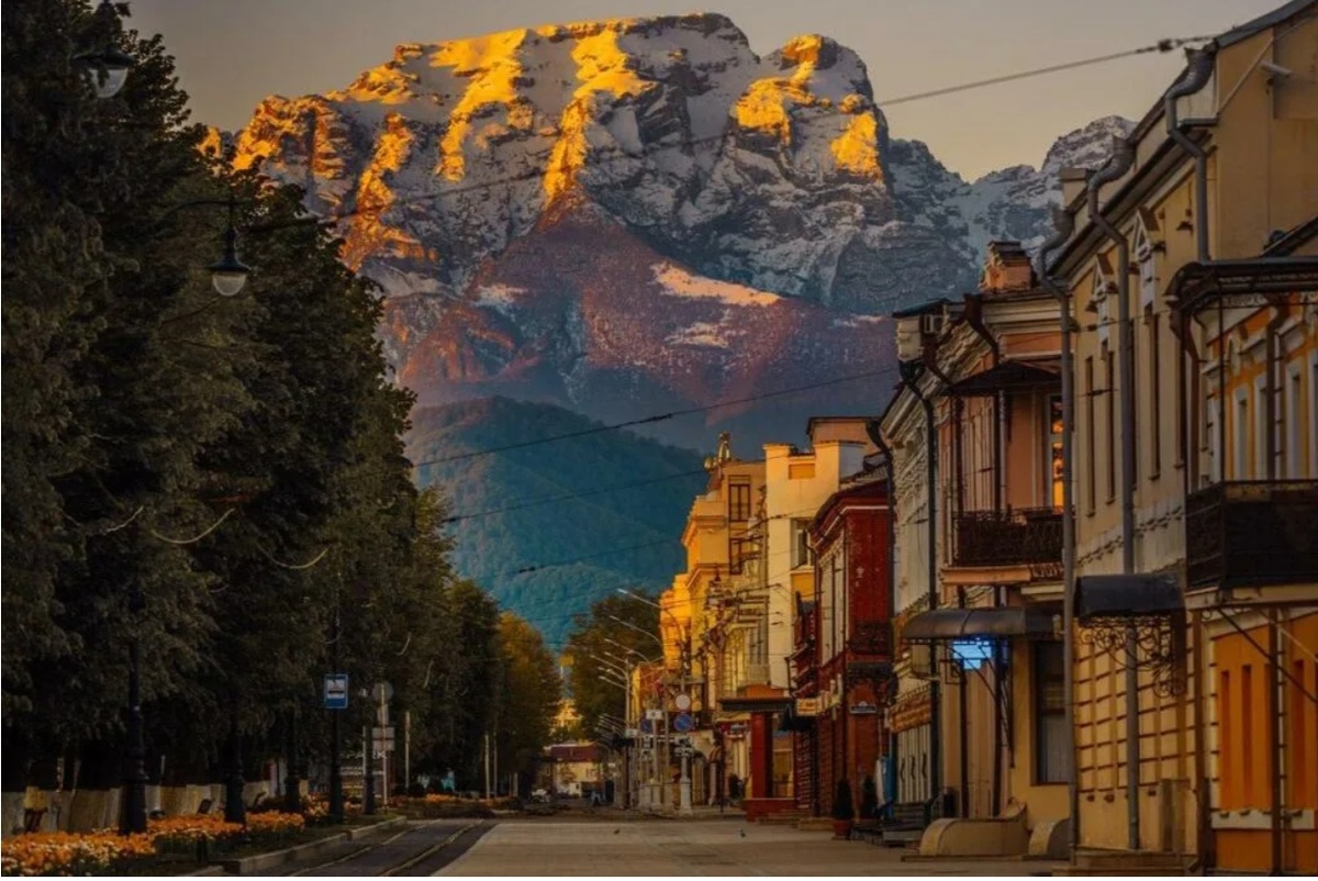 Владикавказ проспект Мира весна горы