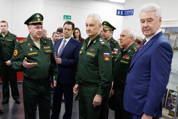 Министр обороны России Андрей Белоусов и мэр Москвы Сергей Собянин во время посещения Единого центра призыва в Москве / Вадим Савицкий/РИА Новости/Министерство обороны РФ   📷