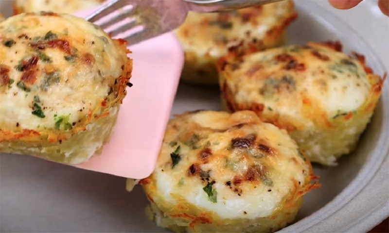 Шедевр из простых продуктов: как запечь картошку с яйцом и сыром в форме для кексов и поразить гостей