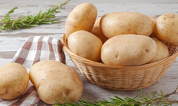 Шедевр из простых продуктов: как запечь картошку с яйцом и сыром в форме для кексов и поразить гостей