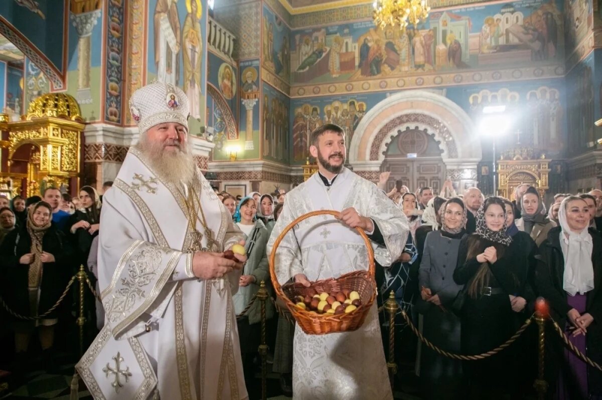    Освящение яиц, куличей и пасх — не язычество, а народное благочестие, одобренное Церковью.