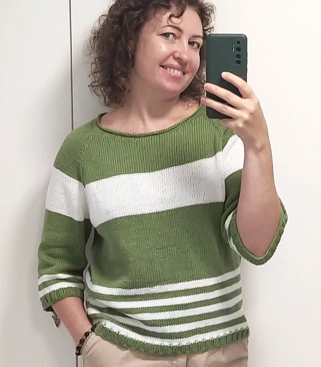 В этом джемпере меня привлекло расположение узких и широких полос. Согласитесь, сочетание фисташкового и белого цвета  - это круто!