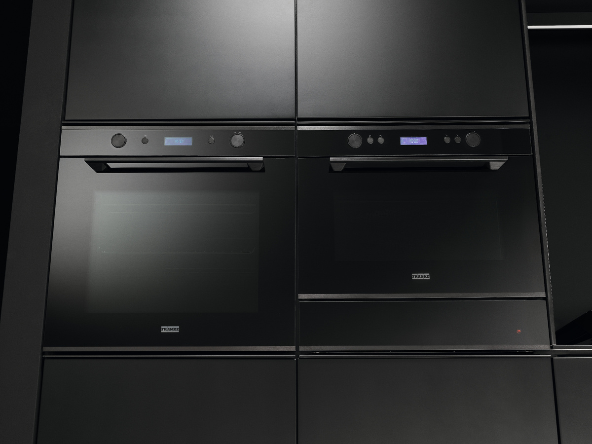 Духовой шкаф FMY 98 P BK и компактный духовой шкаф с функцией микроволновой печи FMY 45 MW BK, подогреватель посуды FMY 14 DRW BK.