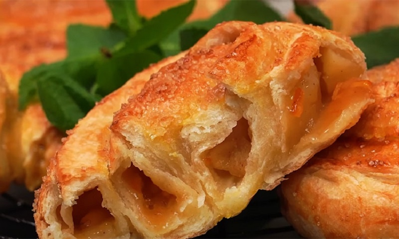 Сочные “улитки”: быстрый пирог из слоеного теста с яблоком, который понравится каждому