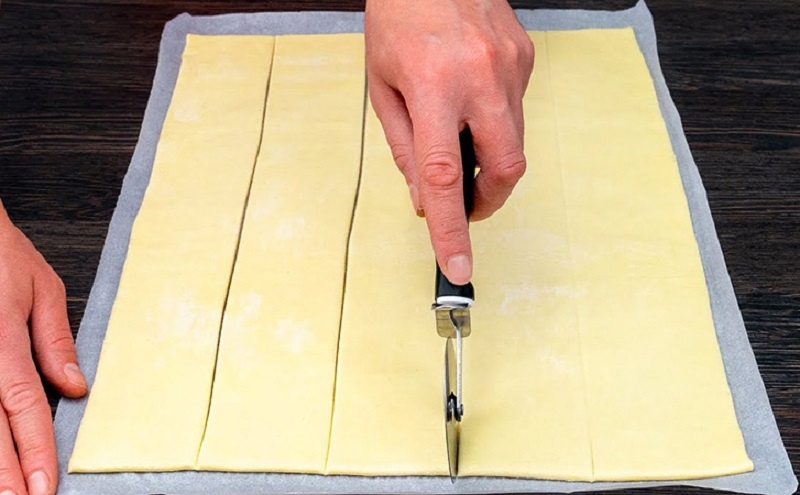 Сочные “улитки”: быстрый пирог из слоеного теста с яблоком, который понравится каждому