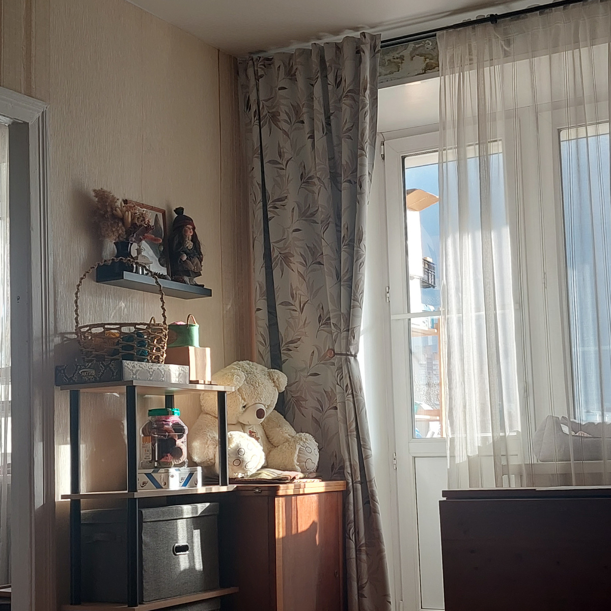 Вечернее солнышко в окне.