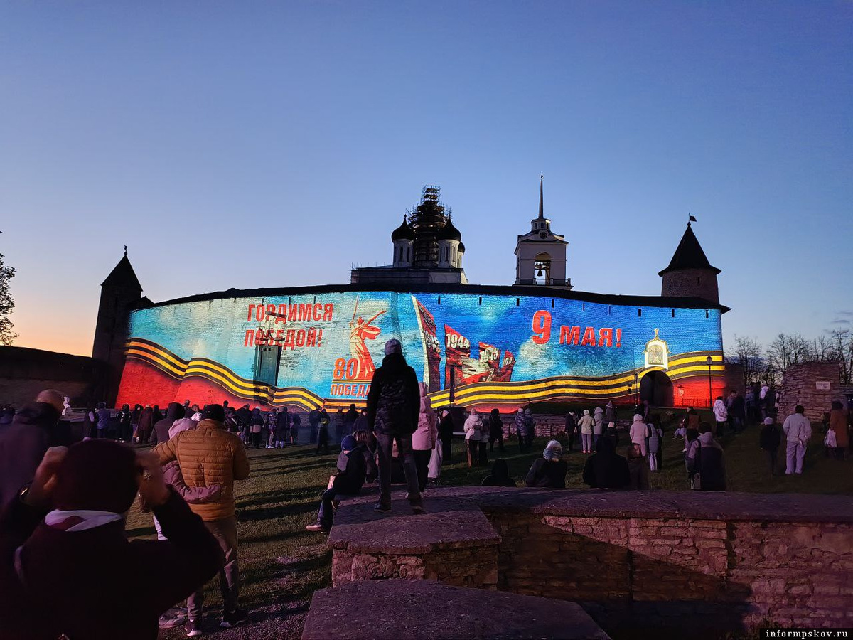 Мультимедийный спектакль «80 лет Великой Победы» в Псковском кремле. Фото: ПАИ