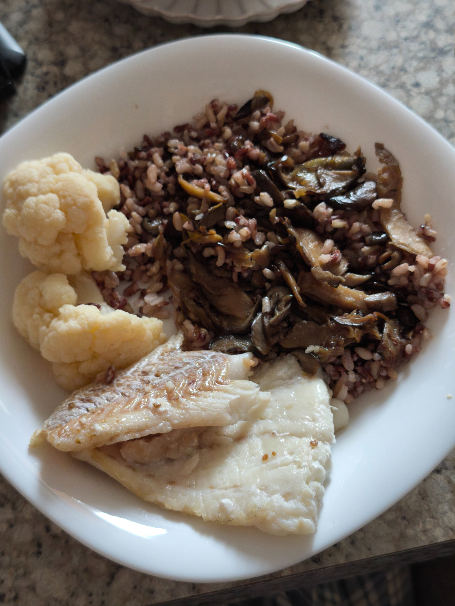 Вариант правильного обеда или ужина. Треска, цветная капуста, бурый рис и вешенки