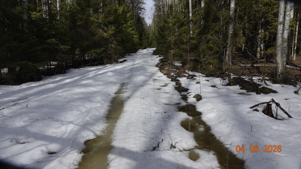 Местами на дороге ещё есть снег.
