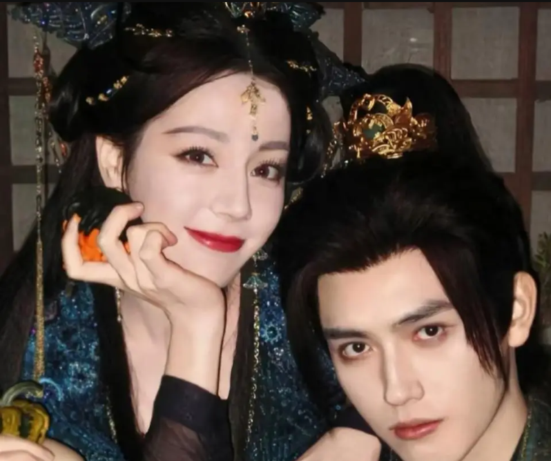 Китайская актриса Дилираба и актер Чэнь Фэйюй.