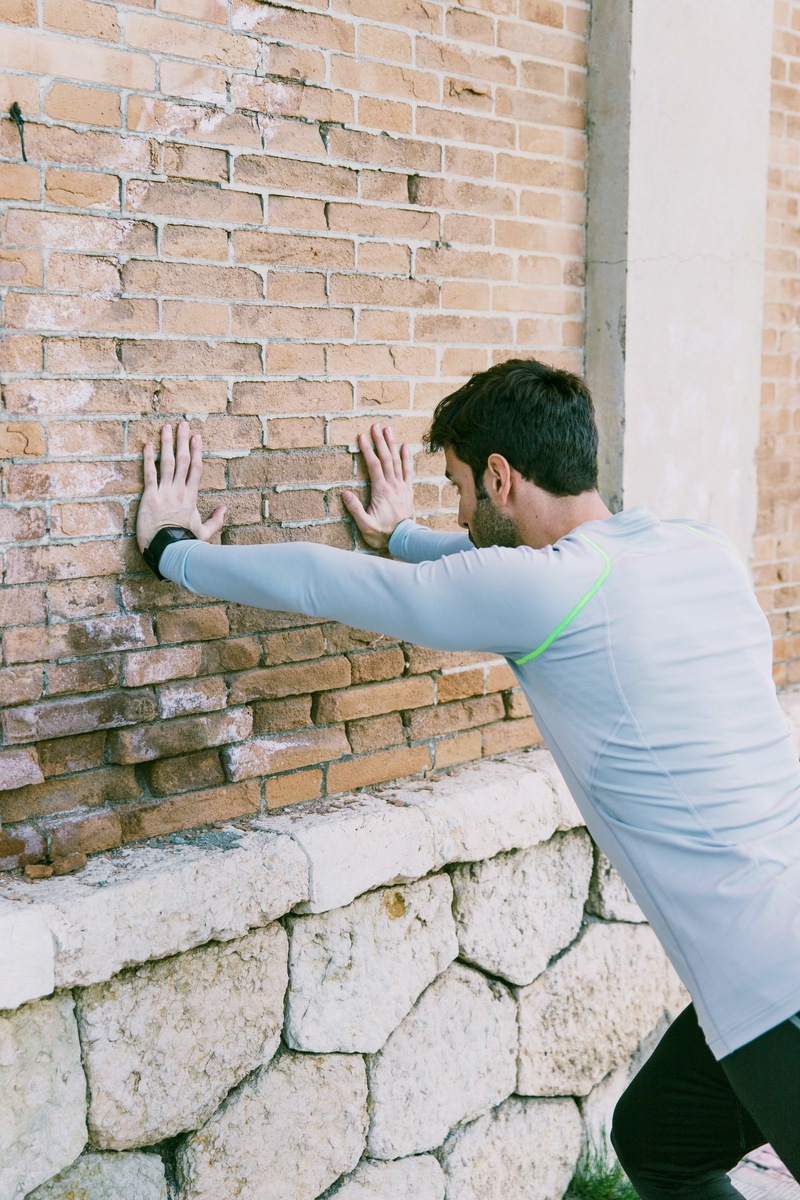    Большая часть атомов, из которых состоит все вокруг, является пустотой, но состоящие из этих атомов тела мы ощущаем как твердые.