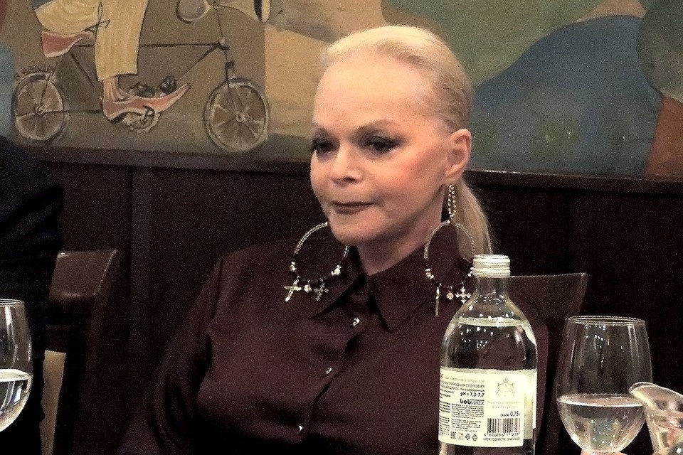    Народная артистка вернулась на сцену после скандальной истории с мошенниками и продажей квартиры в Хамовниках Анастасия ПЛЕШАКОВА