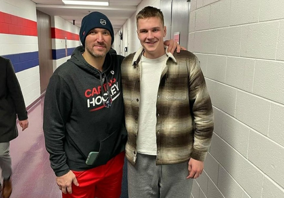    Два года назад Илья сделал фото с Овечкиным как болельщик, а теперь станет его партнером по команде. Фото: социальные сети Ильи Протаса.