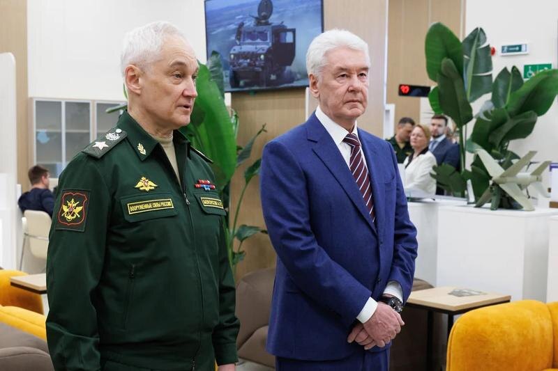    Пресс-служба Минобороны России. Министр обороны РФ Андрей Белоусов (слева)