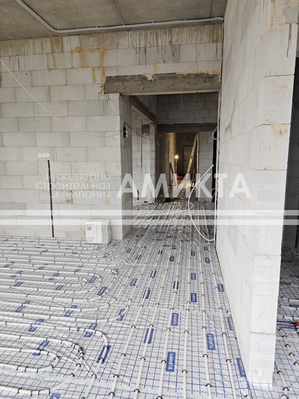 использовано изображение со страницы https://amikta.ru/articles/articles-otoplenie/montazh-vodyanogo-teplogo-pola-tekhnicheskie-standarty-i-etapy-ukladki