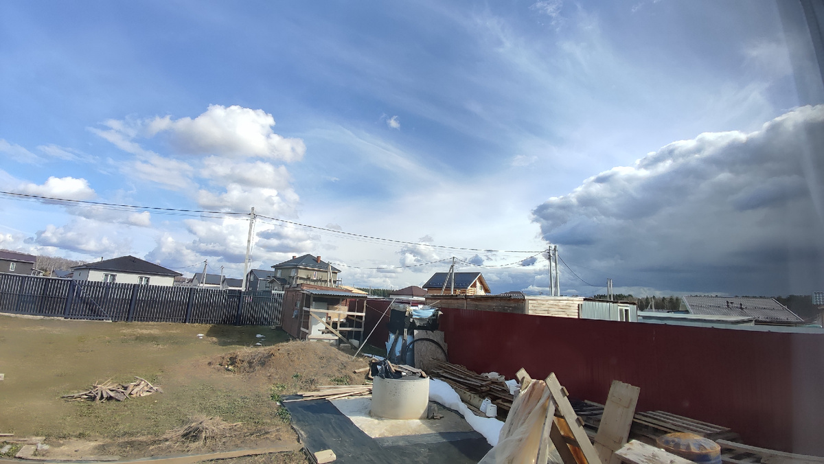 А за ними следом идёт тучища, закрывающая всё небо