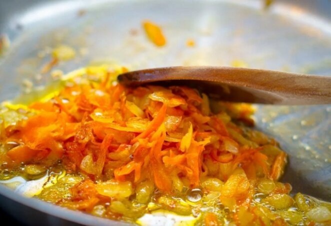 Вот так жарят лук для супа и зажарки вкусно и правильно: 3 щепотки и 5 хитростей - шеф-повара советуют. Будет золотистым, душистым, красивым