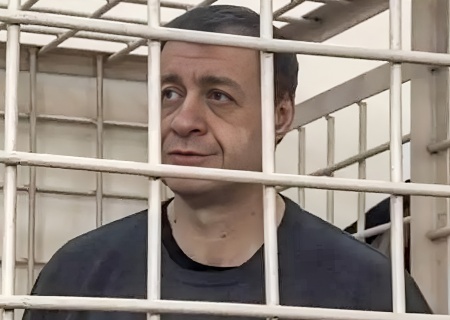    Экс-замглавы Курской области приговорён к 17 годам строгого режима. Суд конфисковал 20 млн рублей и назначил штраф 450 миллионов