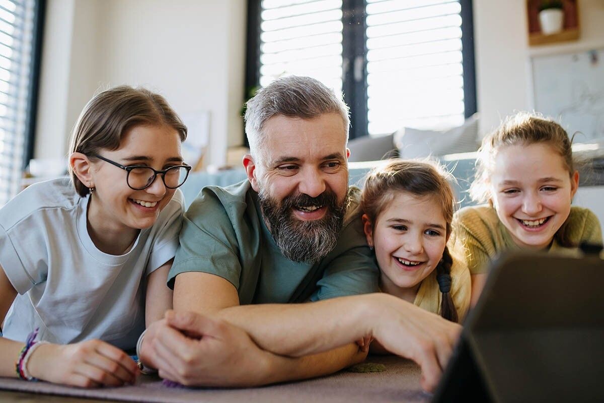 Какой мультфильм выбрать, чтобы было интересно детям разного возраста? Источник: Halfpoint / Shutterstock / FOTODOM📷
