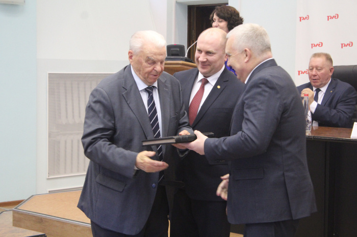     Егор Емельянов/ИД «Гудок». Книгу Леониду Матюхину (слева) вручил начальник Горьковской железной дороги Сергей Дорофеевский (справа)