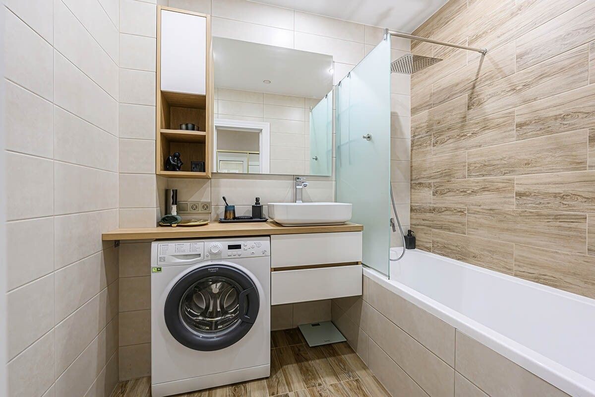 В ванной уже проведены все нужные для стиральной машины коммуникации, но найти для нее гармоничное место не всегда просто. Источник: evgeniykleymenov / Shutterstock / FOTODOM📷
