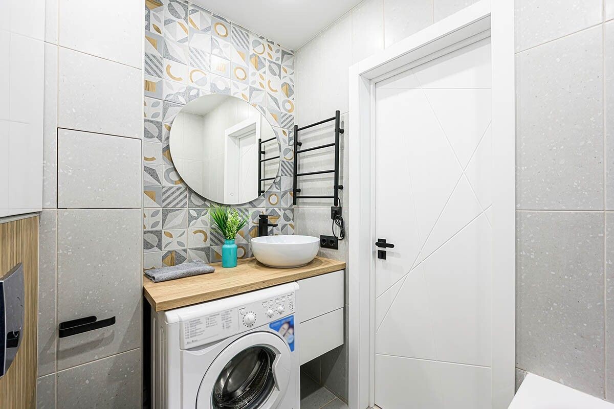 Столешница из камня или дерева гасит шум и вибрации от работы мотора. Источник: evgeniykleymenov / Shutterstock / FOTODOM📷
