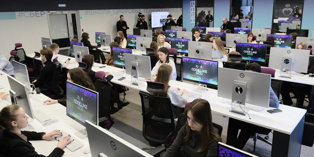 Московские десятиклассники предпрофессиональных ИТ-классов могут поучаствовать в программе по работе с ИИ