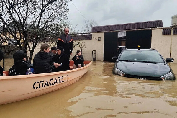 Спасатели эвакуируют людей из подтопленных жилых домов на улице Махачкалинская в Дербенте, 5 апреля 2026 года / МЧС РФ по Республике Дагестан   📷