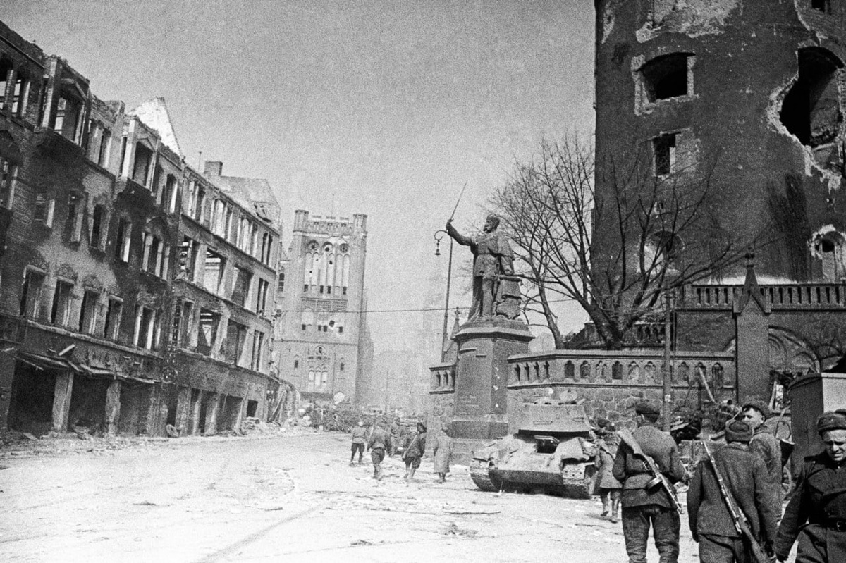 Советские солдаты входят в Кёнигсберг