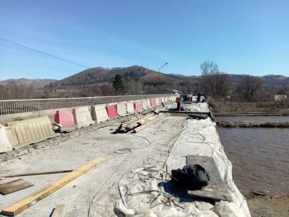    Ремонт моста через Ануй. Источник: t.me/mintrans22