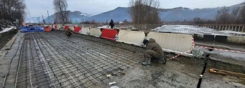    Ремонт моста через Ануй. Источник: t.me/mintrans22