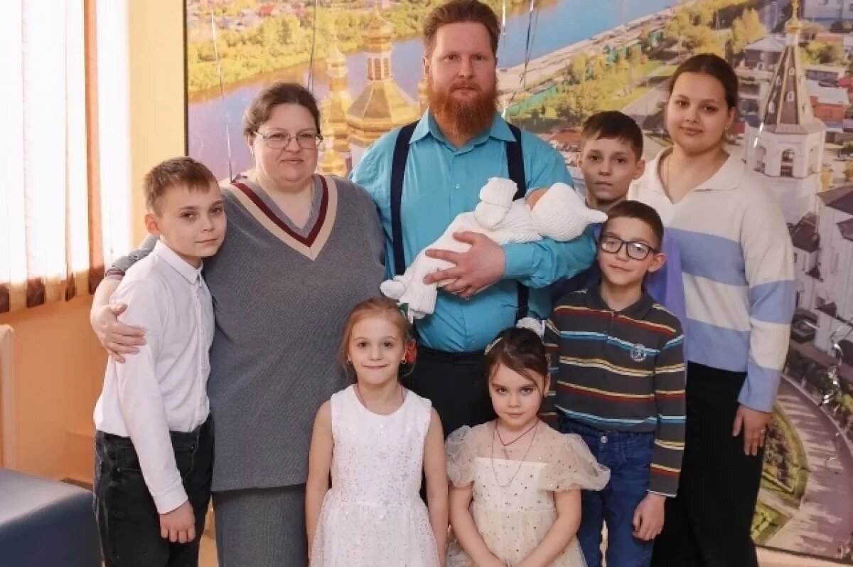    Супруги Евгения и Вадим Овчинниковы с детьми: Анной, Евгением, Артемием, Александром, Дорофеей, Марией и Серафимом.