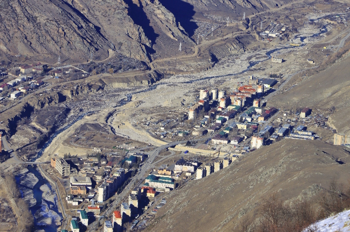 Тырныауз (ударение на а) в переводе означает «журавлиное ущелье». Эти птицы часто летают здесь очень низко. Автор фото: Наталья Прокофьева.