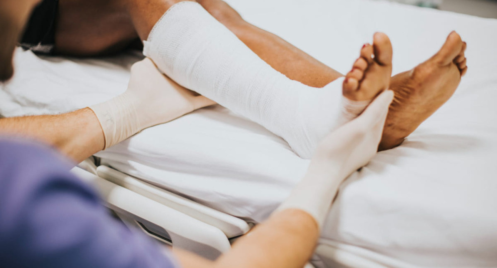 Поскользнулась на крыльце, сломала обе ноги: тагильская УК выплатила 100 тысяч упавшей пенсионерке