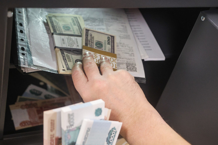    При получении части суммы задержали сотрудника полиции Челнов, после чего дело возбудили и в отношении Ганиевой.   
Фото: «БИЗНЕС Online»