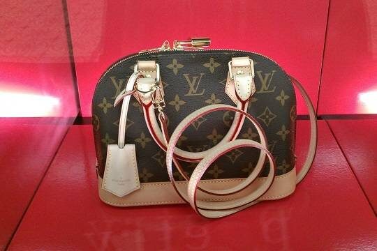    Daily Mail раскрыла детали роскошной жизни племянницы Сулеймани (фото: pxhere.com)