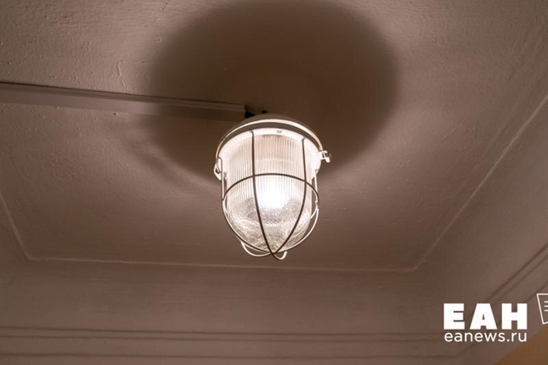    ЕАН. Фонарь в подъезде дома