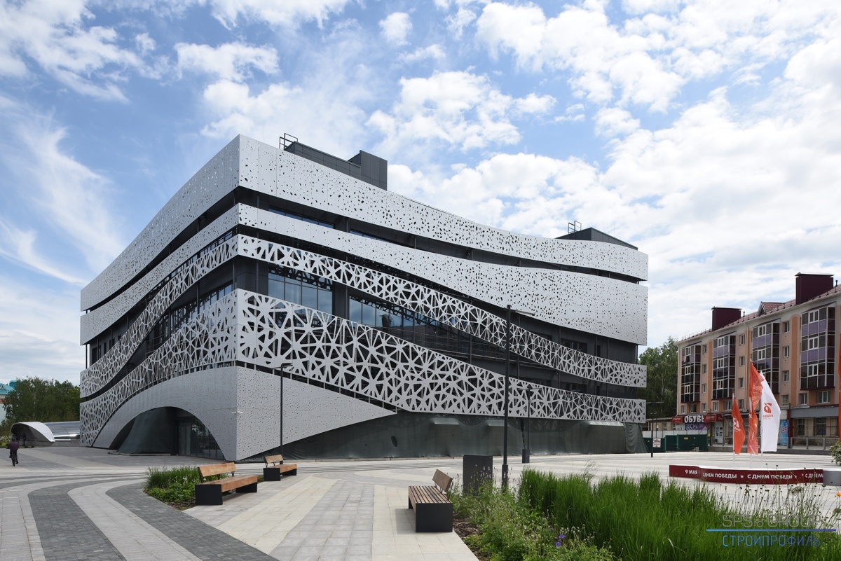 Общественный центр «Алмет» – это целых пять этажей образовательных и культурных локаций в городе Альметьевске.

На 1 этаже расположена уникальная выставка музыкальных инструментов народов мира. Также открыта Dиджитал Академия Альметьевск, где любой желающий сможет обучаться компьютерной графике, графике фото, анимации. Здесь же находится кофейня «Эклерная».

На 2 этаже – интерактивный научно-познавательный центр «Альметрика» с экспозициями о метрологии и международной системе единиц.

На 3 этаже – лингвистический центр Ace Language Academy. Здесь жители города могут обучаться английскому, китайскому, немецкому языкам, готовиться к сдаче международных кембриджских экзаменов и не только.

На 4 этаже – выставочное пространство, экспозицию можно посетить бесплатно. Также здесь расположена продуктовая лавка и ресторан Аркадия Новикова «Сыроварня».

На 5 этаже откроется многофункциональный концертный зал на 286 мест.