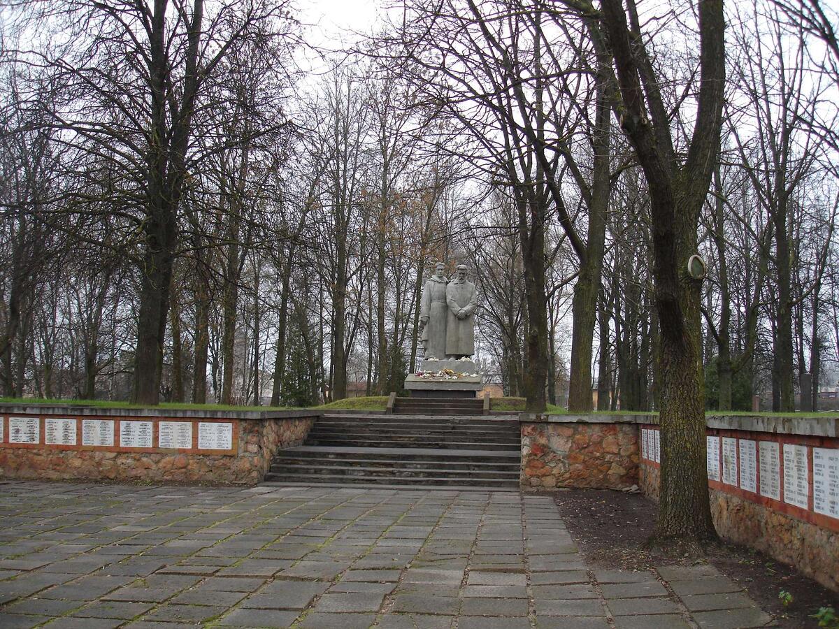 Так советский воинский мемориал в Добеле выглядел 20 лет назад. Фото: Александр Ржавин, 28 ноября 2006 года.