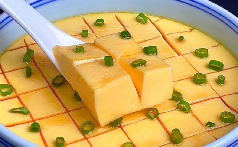 Яйца на пару, мягкие как пудинг: простой восточный рецепт для домашней кухни