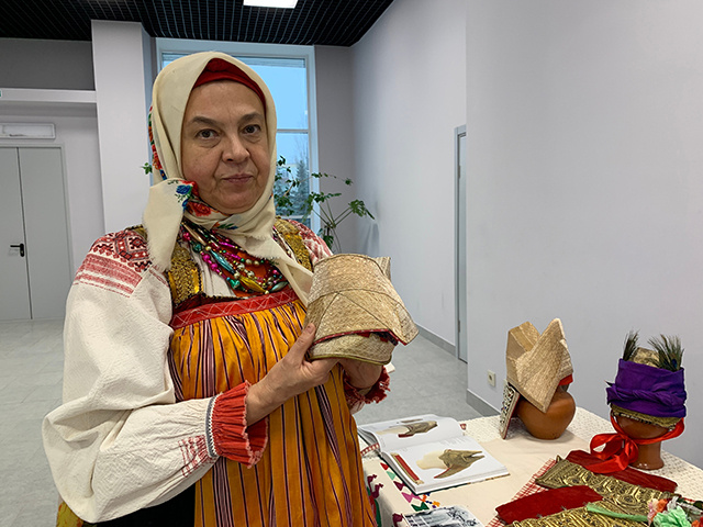    В некоторых курских сёлах в женский головной убор втыкали перья, в нескольких сёлах использовали цветы