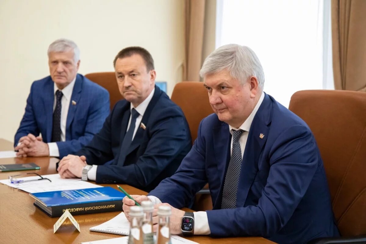    Губернатор Гусев встретился с представителями парламентских фракций