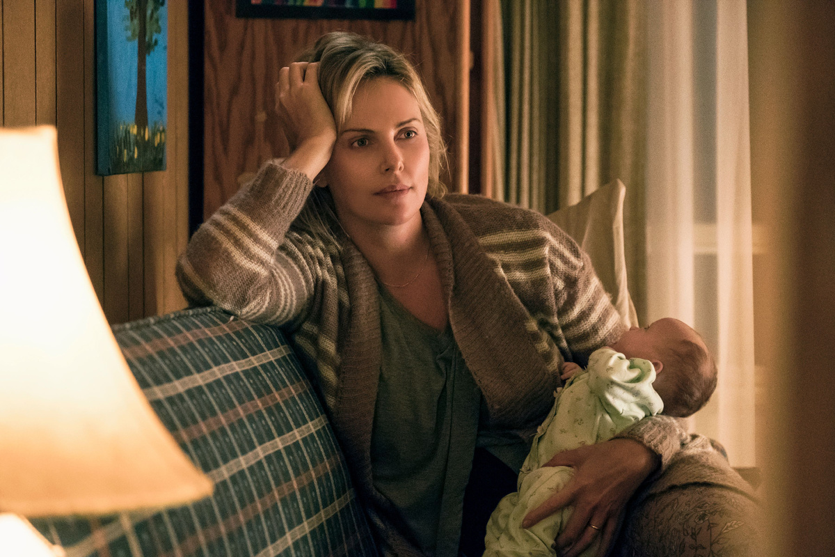 Шарлиз Терон в роли многодетной матери Марло в фильме "Талли". Фото: yandex.ru