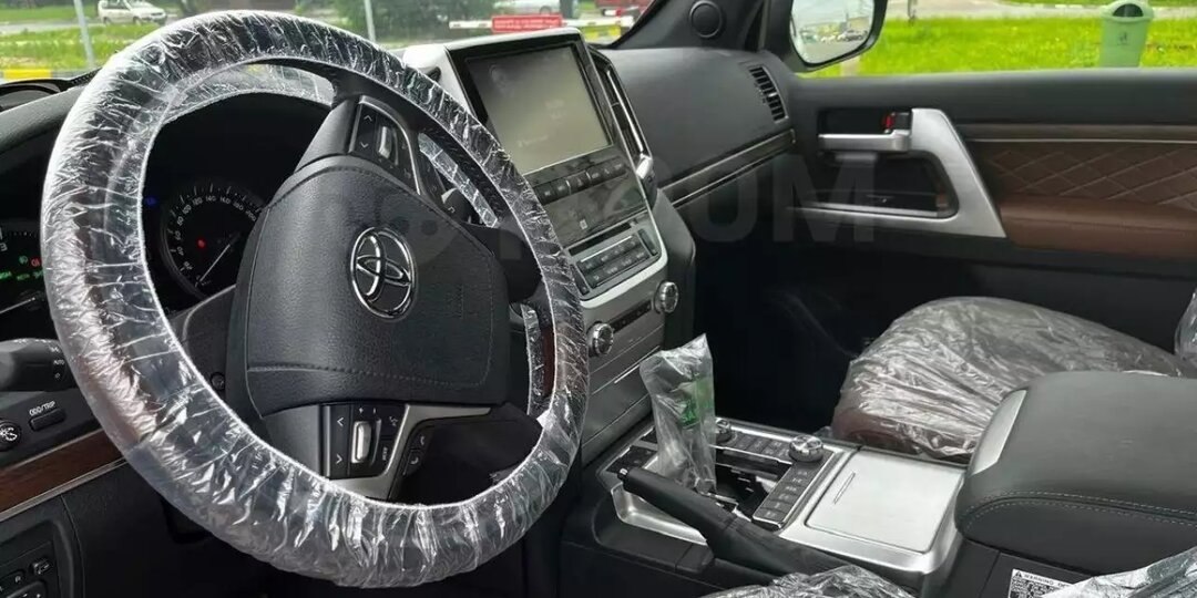 Практически новый Land Cruiser 200 продают после 10 лет в гараже: сколько стоит?